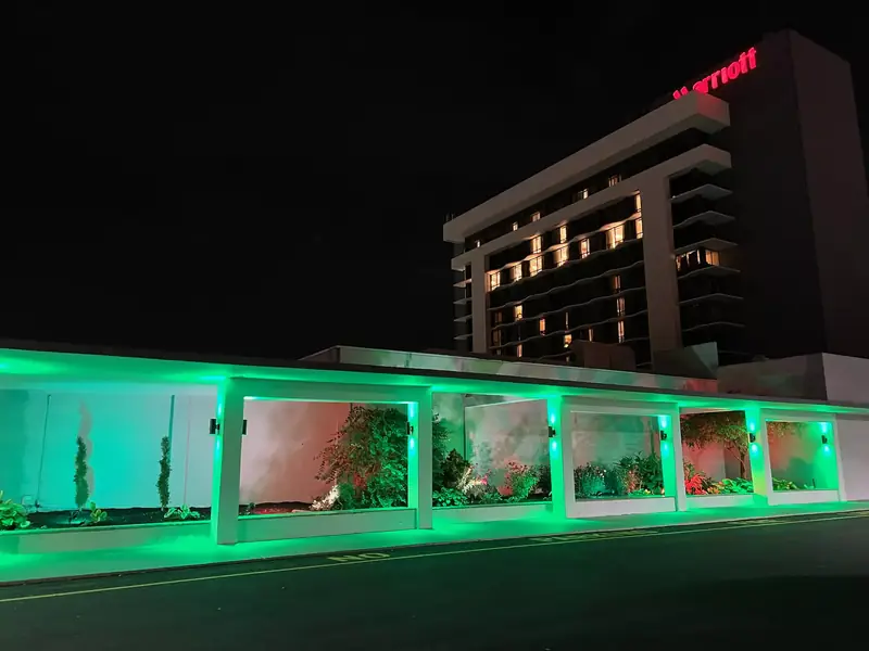 Marriott, Saddle Brook, NJ: hotel exterior lighting at night