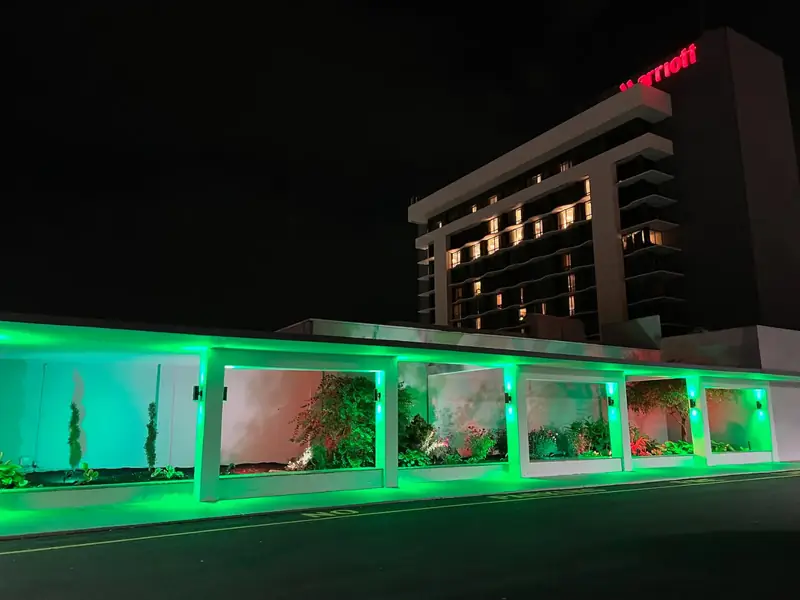 Marriott Walkway, Saddle Brook, NJ: hotel walkway lighting